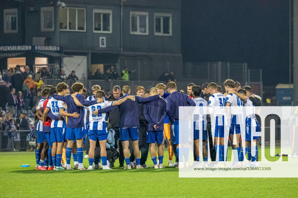 Fußball 2. Bundesliga Männer Saison 2026 2027 8. Spieltag Holstein Kiel - Hertha BSC (Kiel in Dunkelblau, Berlin in Weiß Blau gestreift) Hertha BSC nach dem Abpfiff Kiel Holstein Stadion, Westring 501 Schleswig Holstein Deutschland