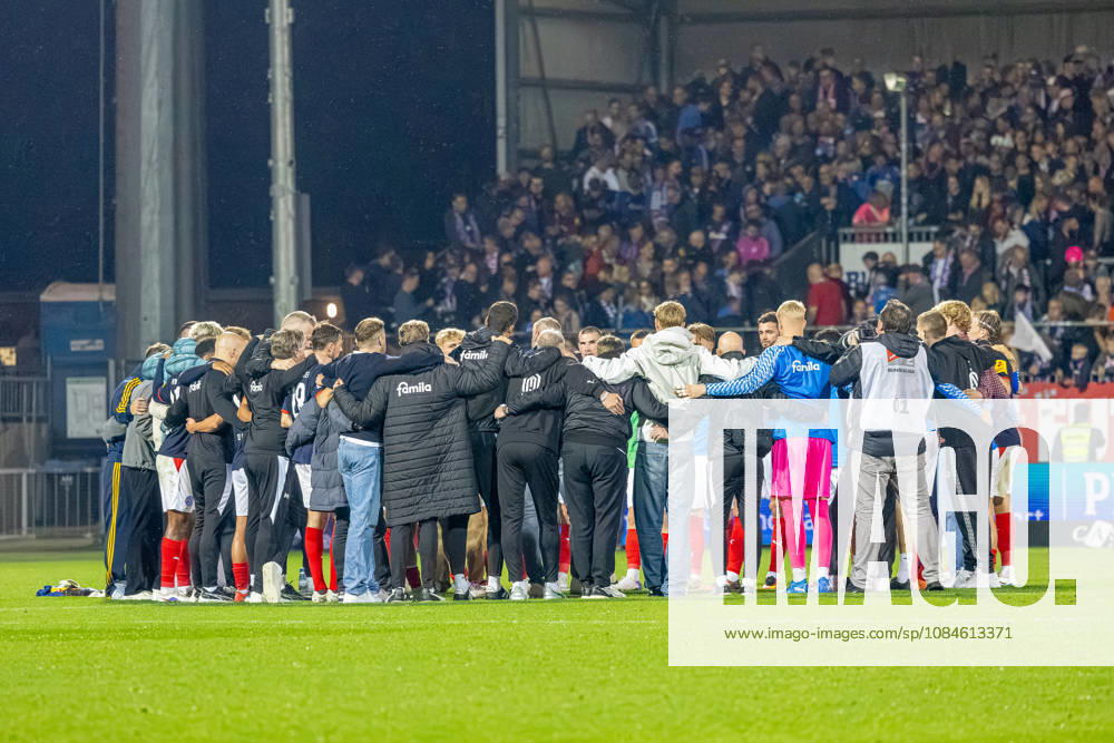 Fußball 2. Bundesliga Männer Saison 2026 2027 8. Spieltag Holstein Kiel - Hertha BSC (Kiel in Dunkelblau, Berlin in Weiß Blau gestreift) Holstein Kiel nach dem Abpfiff Kiel Holstein Stadion, Westring 501 Schleswig Holstein Deutschland
