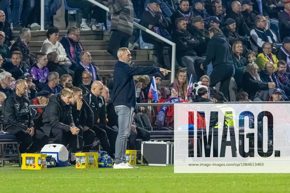 Fußball 2. Bundesliga Männer Saison 2026 2027 8. Spieltag Holstein Kiel - Hertha BSC (Kiel in Dunkelblau, Berlin in Weiß Blau gestreift) Tim Walter Kiel Holstein Stadion, Westring 501 Schleswig Holstein Deutschland