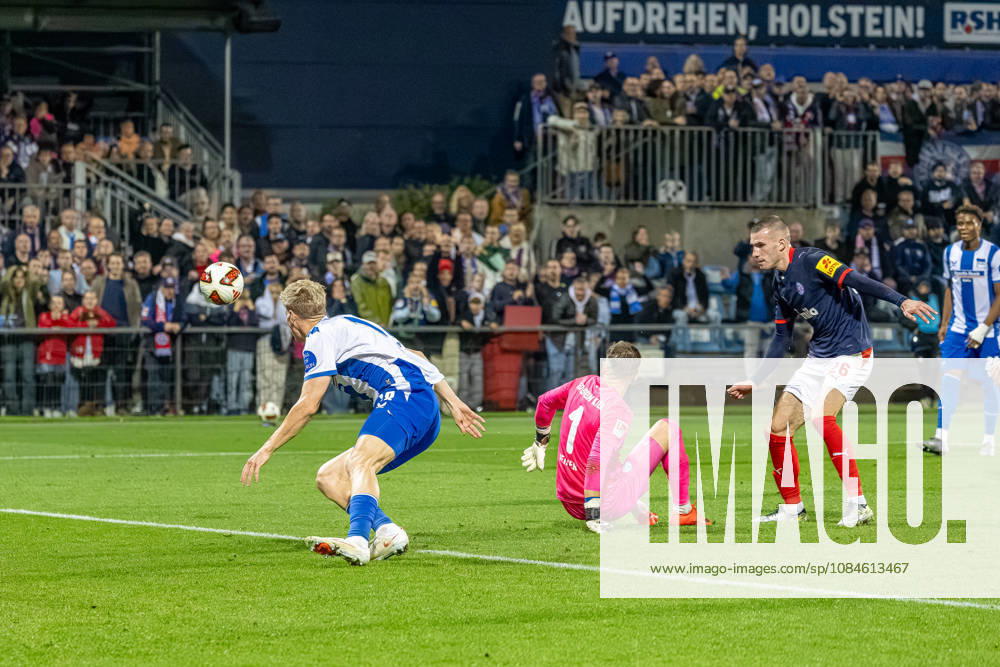 Fußball 2. Bundesliga Männer Saison 2026 2027 8. Spieltag Holstein Kiel - Hertha BSC (Kiel in Dunkelblau, Berlin in Weiß Blau gestreift) V.l.n.r.: Luca Schuler, Timon Weiner, David Zec Kiel Holstein Stadion, Westring 501 Schleswig Holstein Deutschland