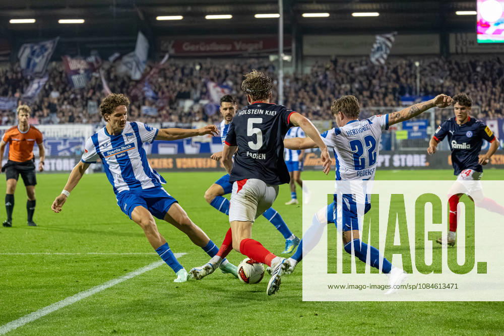 Fußball 2. Bundesliga Männer Saison 2026 2027 8. Spieltag Holstein Kiel - Hertha BSC (Kiel in Dunkelblau, Berlin in Weiß Blau gestreift) V.l.n.r.: Soufian Gouram, Noah Madsen, Mads Pedersen Kiel Holstein Stadion, Westring 501 Schleswig Holstein Deutschland