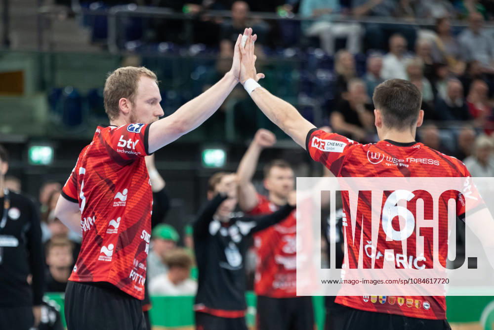 Handball, HBL2: SC DHfK Leipzig - ASV Hamm-Westfalen; 16.10.2026 Fabian Huesmann (3, ASV Hamm-Westfalen) klatscht mit Aleksandar Capric (6, ASV Hamm-Westfalen) ab. Handball, 2. Bundesliga, Saison 2026 2027, 8. Spieltag: SC DHfK Leipzig vs. ASV Hamm-Westfalen am 16.10.2026 in der Quarterback Immobilien Arena Leipzig.