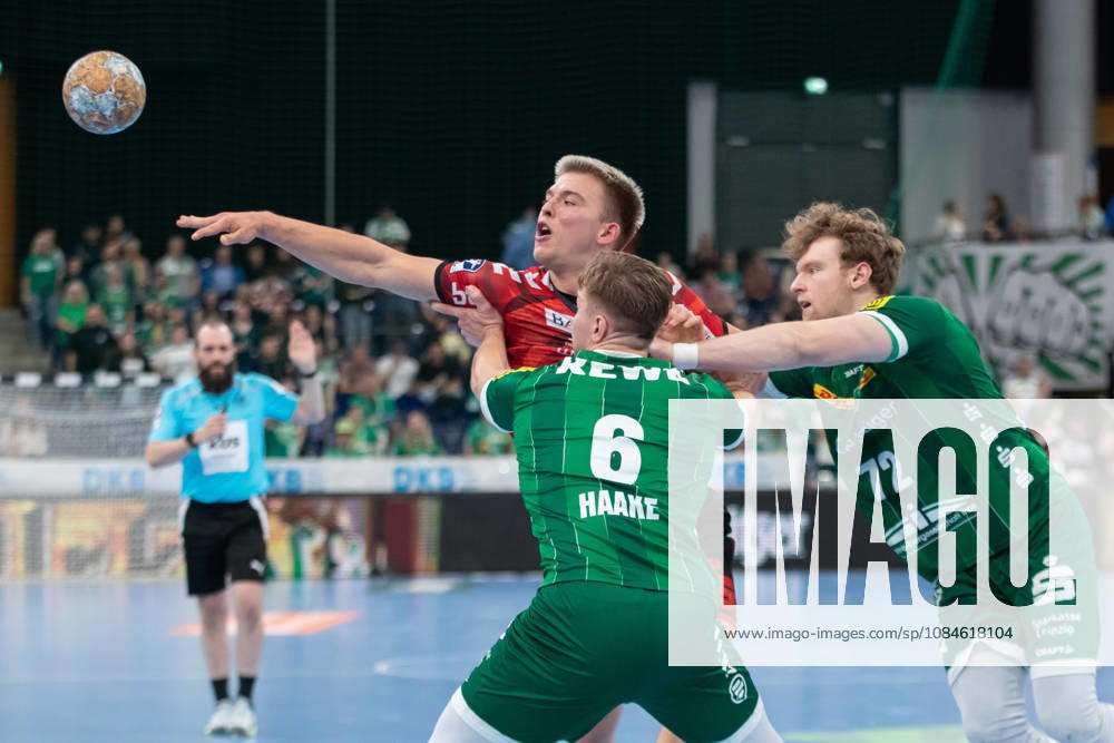 Handball, HBL2: SC DHfK Leipzig - ASV Hamm-Westfalen; 16.10.2026 Benedikt Kühn (19, ASV Hamm-Westfalen) wird von zwei Leipzigern attackiert. Handball, 2. Bundesliga, Saison 2026 2027, 8. Spieltag: SC DHfK Leipzig vs. ASV Hamm-Westfalen am 16.10.2026 in der Quarterback Immobilien Arena Leipzig.