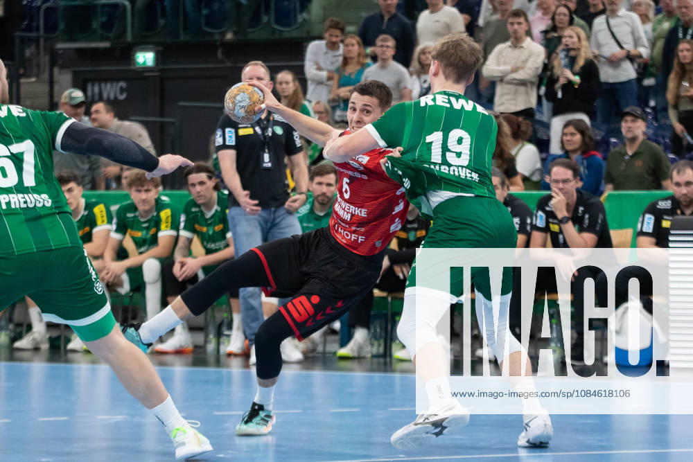 Handball, HBL2: SC DHfK Leipzig - ASV Hamm-Westfalen; 16.10.2026 Aleksandar Capric (6, ASV Hamm-Westfalen) muss sich gegen Finn Schroven (19, SC DHfK Leipzig) durchsetzen. Handball, 2. Bundesliga, Saison 2026 2027, 8. Spieltag: SC DHfK Leipzig vs. ASV Hamm-Westfalen am 16.10.2026 in der Quarterback Immobilien Arena Leipzig.