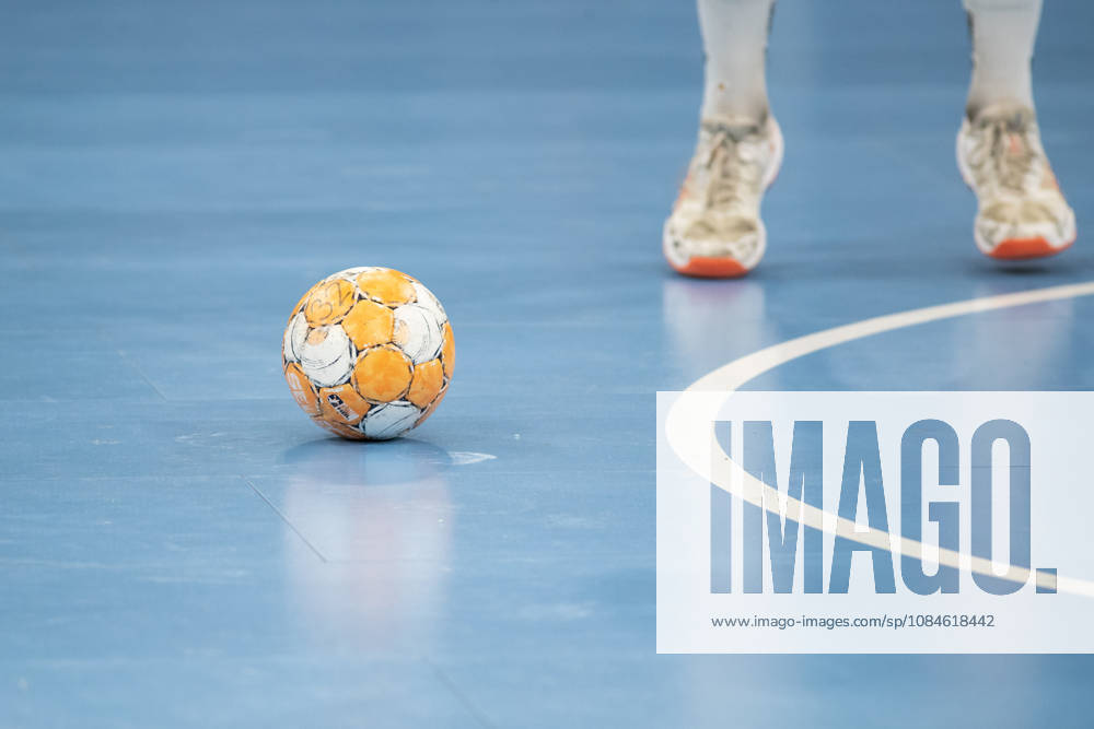 Handball, HBL2: SC DHfK Leipzig - ASV Hamm-Westfalen; 16.10.2026 Ein Ball liegt auf dem blauen Spielfeld neben einer Linie und den Füßen eines Spielers. Symbolbild, Feature, Handball. Handball, 2. Bundesliga, Saison 2026 2027, 8. Spieltag: SC DHfK Leipzig vs. ASV Hamm-Westfalen am 16.10.2026 in der Quarterback Immobilien Arena Leipzig.