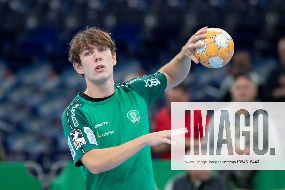 Handball, HBL2: SC DHfK Leipzig - ASV Hamm-Westfalen; 16.10.2026 Staffan Peter (18, SC DHfK Leipzig) während der Erwärmung, Training. Handball, 2. Bundesliga, Saison 2026 2027, 8. Spieltag: SC DHfK Leipzig vs. ASV Hamm-Westfalen am 16.10.2026 in der Quarterback Immobilien Arena Leipzig.