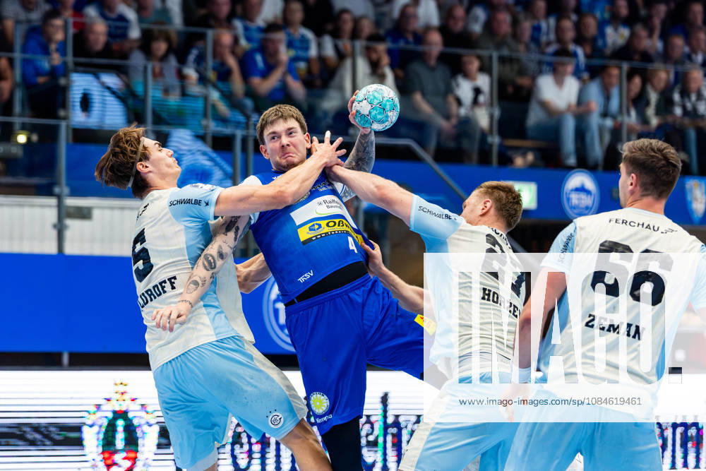 GER, Handball, Maenner, Saison 26 27, Opel 1.Bl, 9.Spieltag, ThSV Eisenach - VfL Gummersbach Miro Schluroff (VfL Gummersbach), Elias Scholtes (ThSV Eisenach, 4), Kristjan Horzen (VfL Gummersbach) 99817 Eisenach Werner-Assmann-Halle Am Sportp Thueringen Deutschland