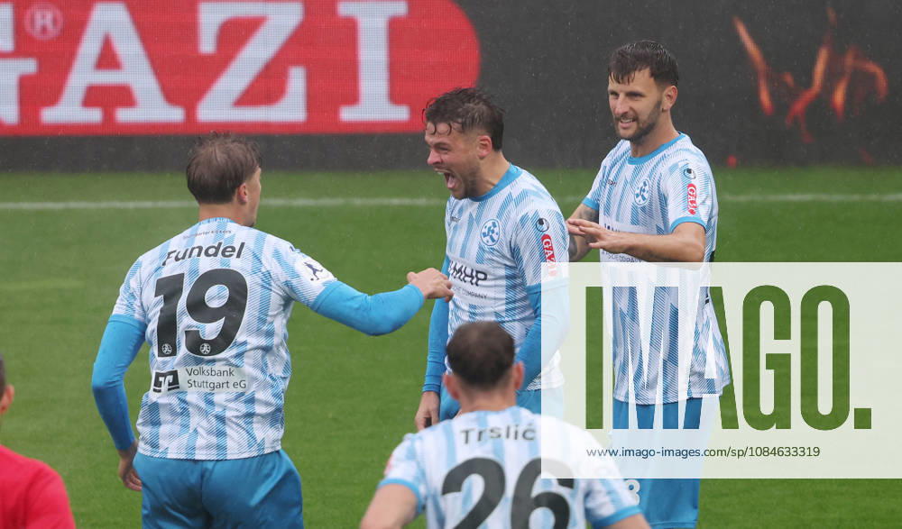 Stuttgart Fußball Regionalliga Südwest , Stuttgarter Kickers vs. TSV Steinbach Haiger , Jubel Kickers , von links: Nico Fundel Yannick Glessing Dejan Bozic