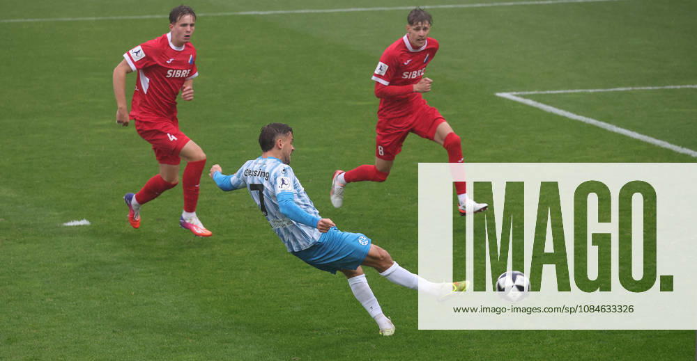 Stuttgart Fußball Regionalliga Südwest , Stuttgarter Kickers vs. TSV Steinbach Haiger , Tor zum 1 : 0 , Torschütze Yannick Glessing ( Kickers )