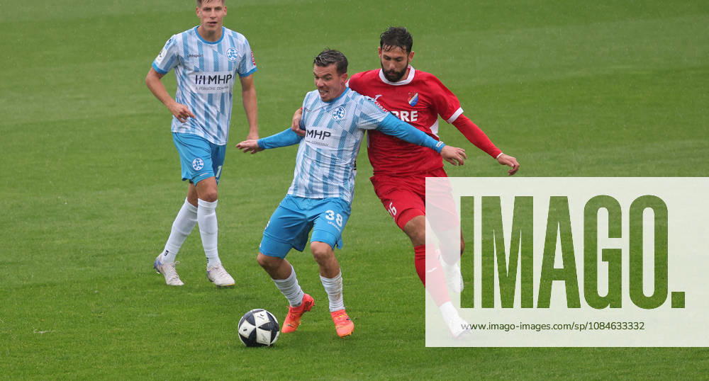 Stuttgart Fußball Regionalliga Südwest , Stuttgarter Kickers vs. TSV Steinbach Haiger , von links: Christian Mauersberger ( Kickers ) Deniz Bindemann ( Steinbach )