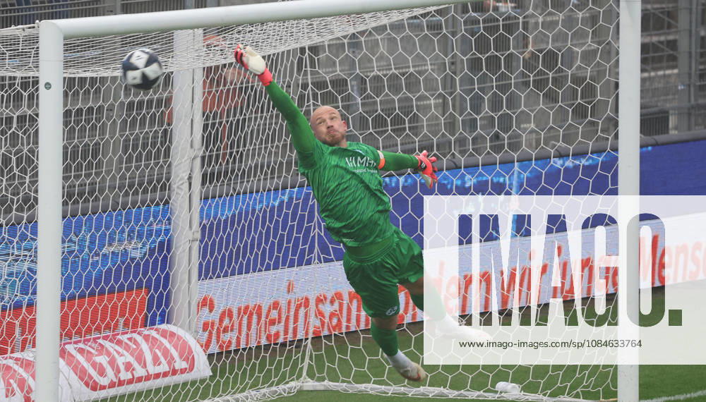 Stuttgart Fußball Regionalliga Südwest , Stuttgarter Kickers vs. TSV Steinbach Haiger , Felix Dornebusch ( Kickers ) beim Tor zum 1 : 1