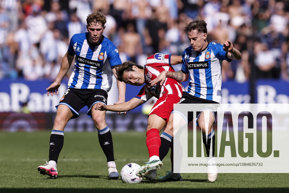 Kang-in Lee of Atletico de Madrid and Pol Lozano of RCD Espanyol compete for the ball during the Spanish league, LaLiga EA Sports, football match played between RCD Espanyol and Atletico de Madrid at RCDE Stadium on October 17, 2026 in Cornella, Spain. RCD Espanyol V Atletico De Madrid - LaLiga EA Sports - ZUMAa181 20261017_zaa_a181_134