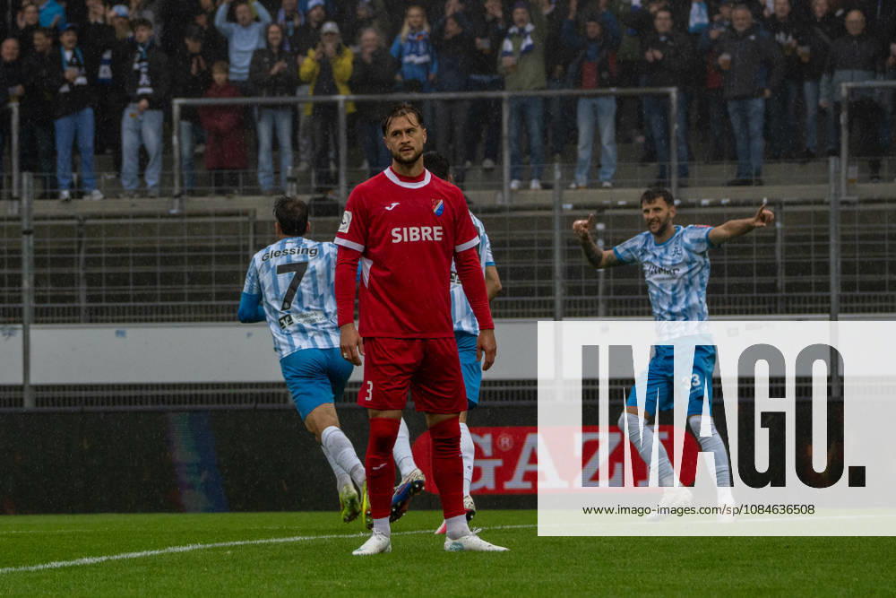 Fussball Regionalliga Suedwest, Stuttgarter Kickers - TSV Steinbach Haiger v.l. Yannick Glessing (SV Stuttgarter Kickers) jubelt nach dem 1:0 Stuttgart