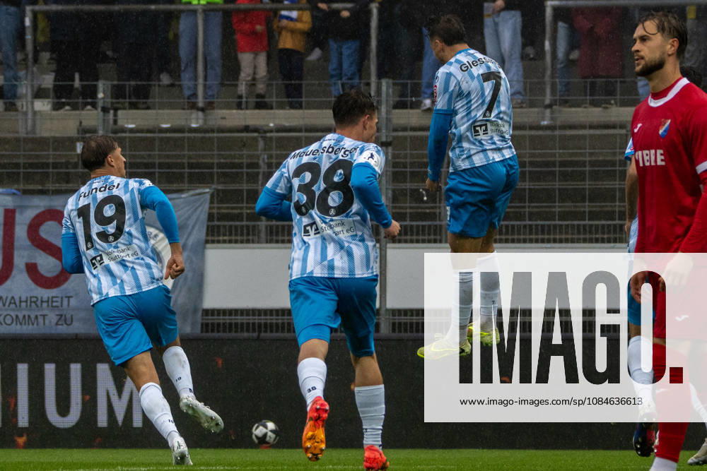 Fussball Regionalliga Suedwest, Stuttgarter Kickers - TSV Steinbach Haiger v.l. Yannick Glessing (SV Stuttgarter Kickers) jubelt nach dem 1:0 Stuttgart