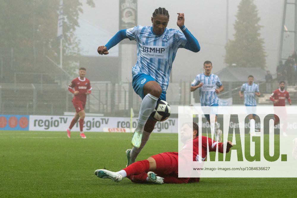 Fussball Regionalliga Suedwest, Stuttgarter Kickers - TSV Steinbach Haiger v.l. Zweikampf mit David Udogu (SV Stuttgarter Kickers) Stuttgart
