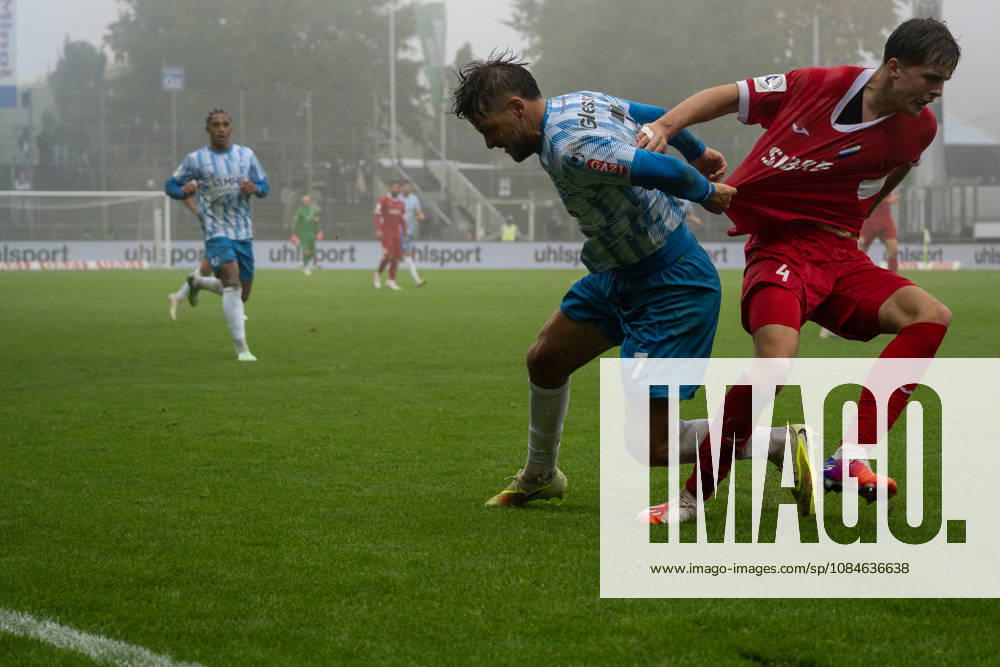 Fussball Regionalliga Suedwest, Stuttgarter Kickers - TSV Steinbach Haiger v.l. Zweikampf zwischen Yannick Glessing (SV Stuttgarter Kickers) und Levi Fritz Mentzel (TSV Steinbach Haiger) Stuttgart