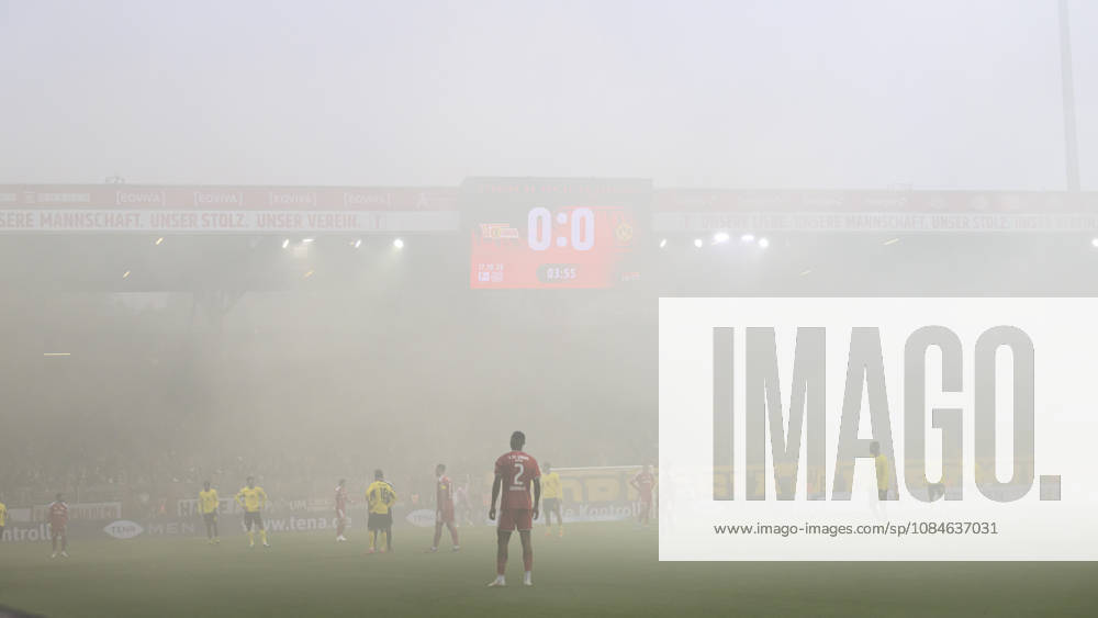 Im Bild v.l.: Pyronebel, Nebel, Qualm auf dem Platz, Spielunterbrechung GER, Berlin, Fussball, 1. FC Union Berlin vs Borussia Dortmund, BVB 09, in der Alten Försterei, 17.10.2026, DFB DFL REGULATIONS PROHIBIT ANY USE OF PHOTOGRAPHS AS IMAGE SEQUENCES AND OR QUASI-VIDEO,