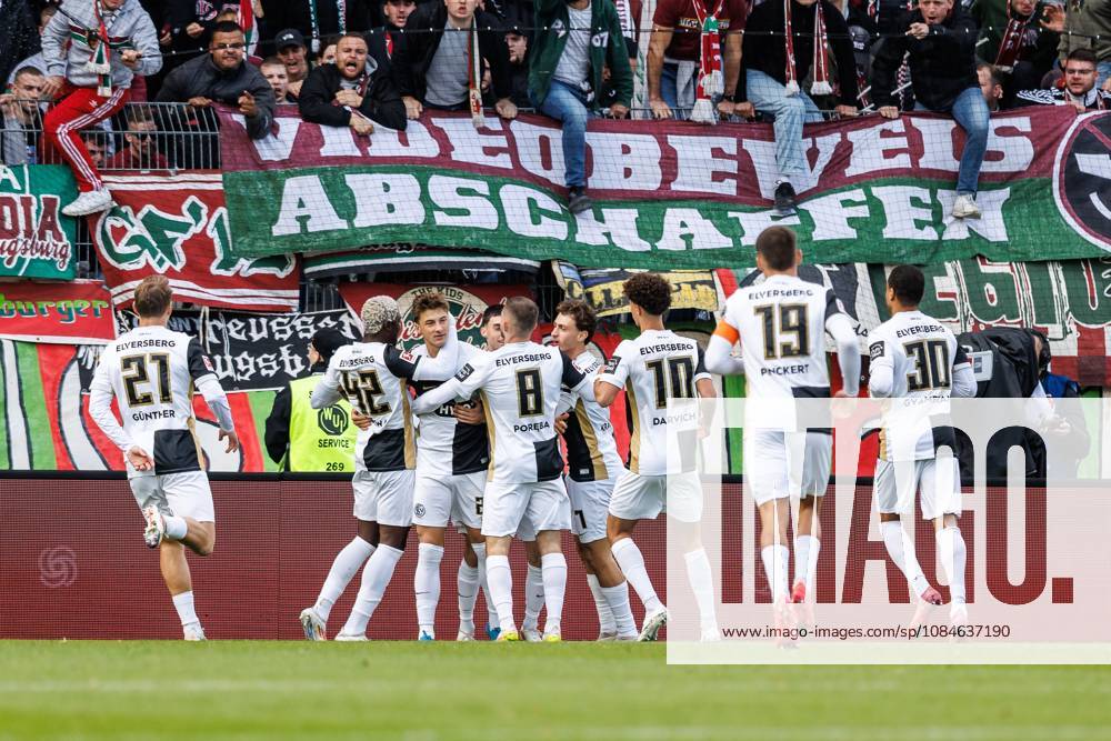Lukas Petkov (SV 07 Elversberg) bejubelt den Treffer zum 1:0 mit dem Team, Torjubel, Jubel, Freude, Emotionen SV Elversberg vs FC Augsburg, Fussball, 1. Bundesliga, 06. Spieltag, Saison 2026 2027, 17.10.2026 SV Elversberg vs FC Augsburg, Fussball, 1. Bundesliga, 06. Spieltag, Saison 2026 2027
