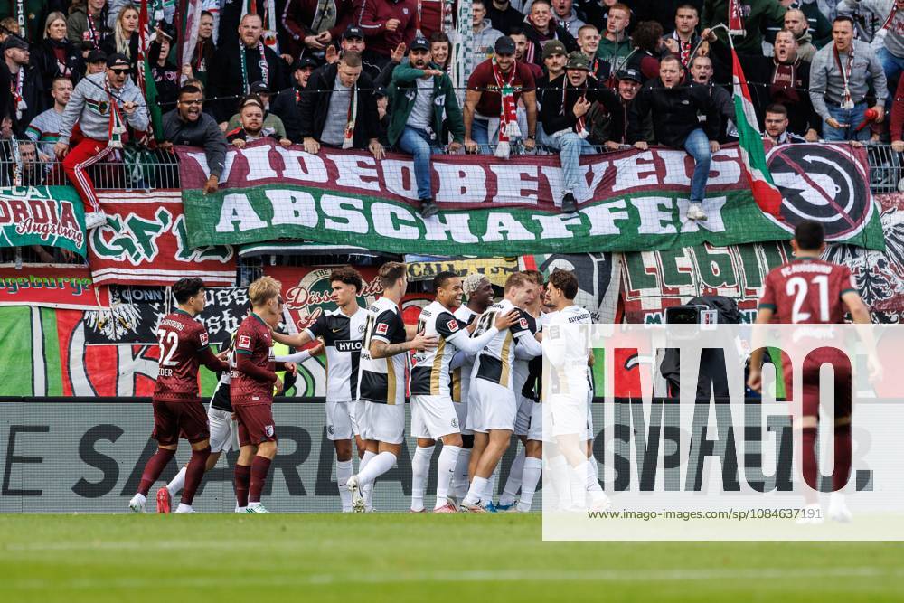 Lukas Petkov (SV 07 Elversberg) bejubelt den Treffer zum 1:0 mit dem Team, Torjubel, Jubel, Freude, Emotionen SV Elversberg vs FC Augsburg, Fussball, 1. Bundesliga, 06. Spieltag, Saison 2026 2027, 17.10.2026 SV Elversberg vs FC Augsburg, Fussball, 1. Bundesliga, 06. Spieltag, Saison 2026 2027