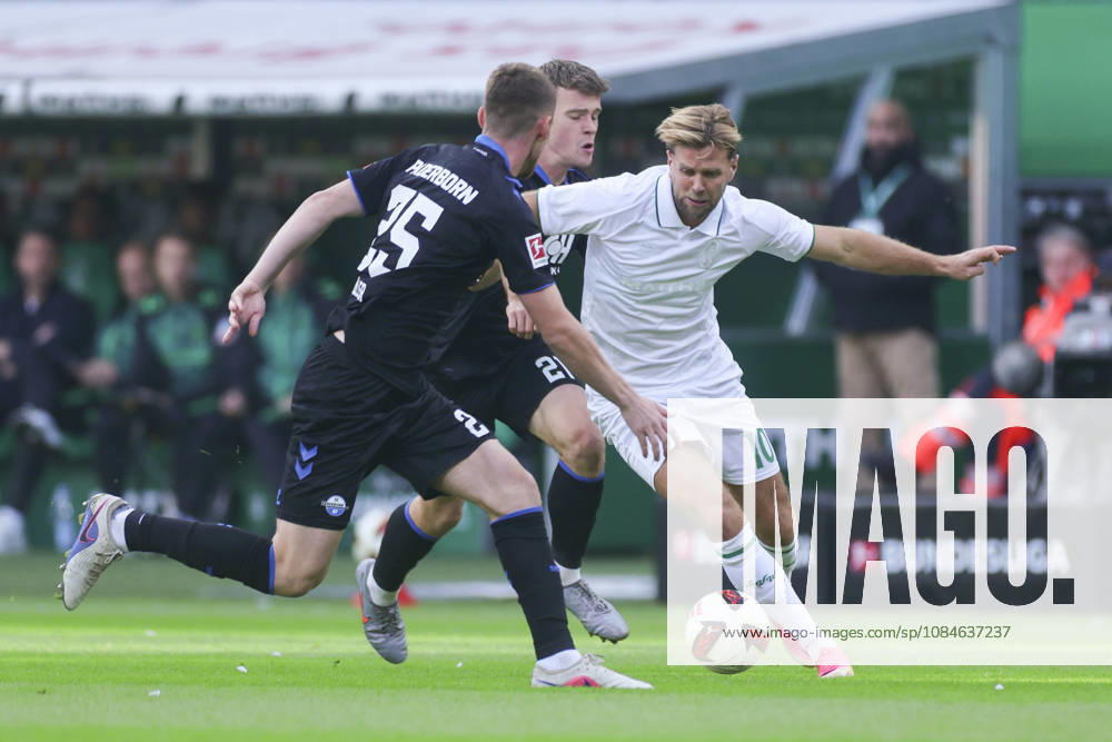 Tjark Scheller (SC Paderborn 07), Jano Ter Horst (SC Paderborn 07) und Niclas Fuellkrug (Werder Bremen) kaempfen um den Ball waehrend des spiels der 1. Bundesliga zwischen SV Werder Bremen und SC Paderborn 07, Weserstadion am 17. October 2026 in Bremen, Deutschland. (Foto von Marco Steinbrenner DeFodi Images) +++ Tjark Scheller (SC Paderborn 07), Jano Ter Horst (SC Paderborn 07) und Niclas Fuellkrug (Werder Bremen) battle for the ball during the Bundesliga match between SV Werder Bremen and SC Paderborn 07 at Weserstadion on October 17, 2026 in Bremen, Germany. (Photo by Marco Steinbrenner DeFodi Images) DFB DFL REGULATIONS PROHIBIT ANY USE OF PHOTOGRAPHS AS IMAGE SEQUENCES AND OR QUASI-VIDEO. (Photo by Marco Steinbrenner DeFodi Images) -