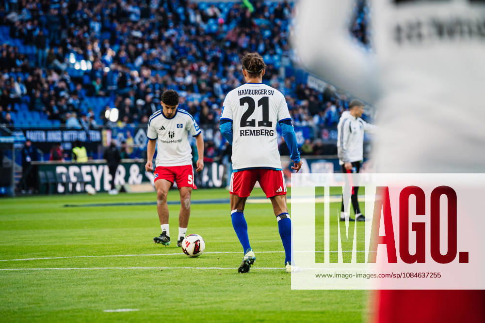 1. Bundesliga: Hamburger SV vs. VfB Stuttgart, 17.10.2026 Spieler tragen beim Aufwärmen die Rückennummer 21, für Remberg; Fußball, 1. Bundesliga, 6. Spieltag: Hamburger SV vs. VfB Stuttgart am 17.10.2026 im Volksparkstadion, Hamburg DFL REGULATIONS PROHIBIT ANY USE OF PHOTOGRAPHS AS IMAGE SEQUENCES AND OR QUASI-VIDEO.