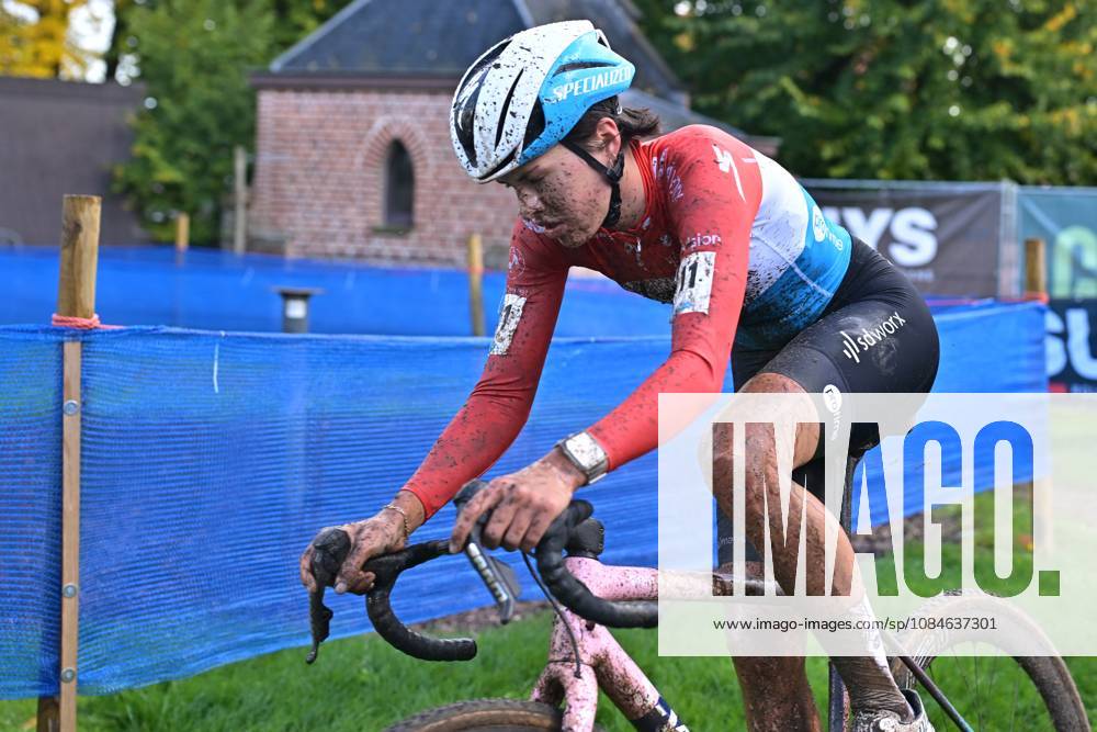 Luxembourgian Marie Schreiber pictured in action at the women s elite race of the Berencross Meulebeke cyclocross cycling event, race 2 8 in the HG Cross competition, on Saturday 17 October 2026. DAVIDxPINTENS x190079596x