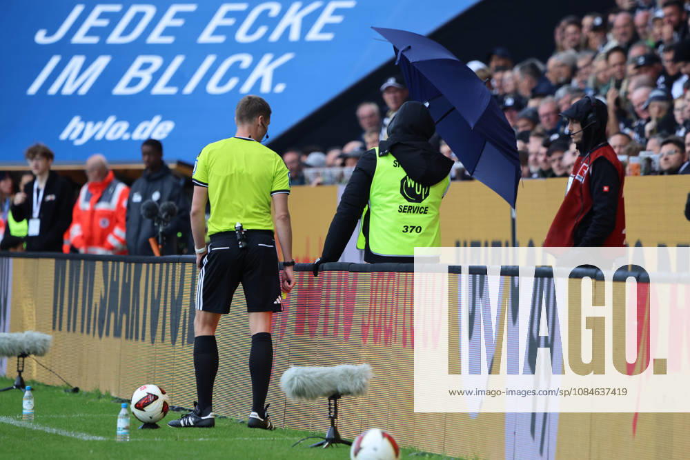Fussball, Herren, 1. Bundesliga, Saison 2026 2027, SV 07 Elversberg - FC Augsburg, Schiedsrichter Dr. Florian Exner schaut Videobeweis Elversberg Ursapharm-Arena an der Kaiserlinde Saarland Deutschland (DEU)