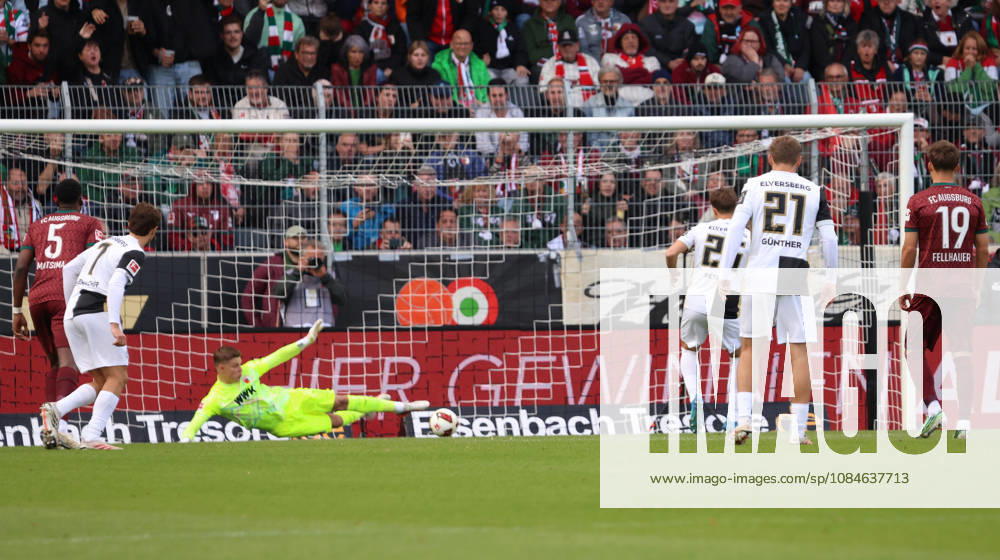 Fussball, Herren, 1. Bundesliga, Saison 2026 2027, SV 07 Elversberg - FC Augsburg, Finn Dahmen (FC Augsburg) hält den Elfmeter von Lukas Petkov (SV 07 Elversberg) Elversberg Ursapharm-Arena an der Kaiserlinde Saarland Deutschland