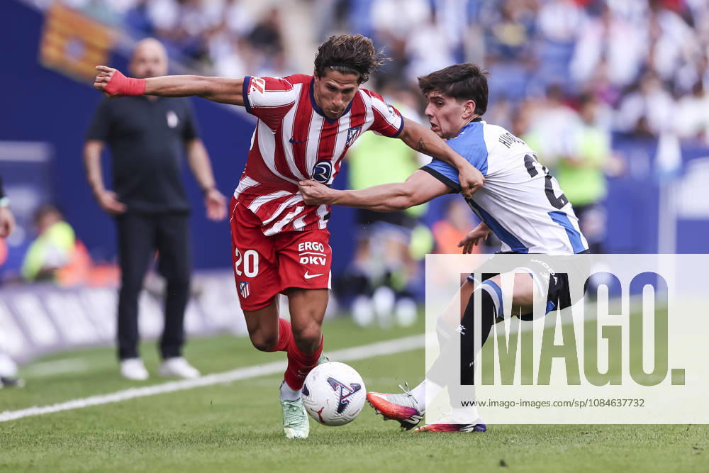 Giuliano Simeone of Atletico de Madrid and Roger Hinojo of RCD Espanyol fight for the ball during the Spanish league, LaLiga EA Sports, football match played between RCD Espanyol and Atletico de Madrid at RCDE Stadium on October 17, 2026 in Cornella, Spain. RCD Espanyol V Atletico De Madrid - LaLiga EA Sports - ZUMAa181 20261017_zaa_a181_136