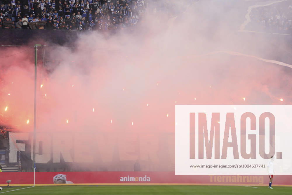 Foto : die Fans des HSV zünden zum Anpfiff ein paar Bengalos Fussball Bundesliga , 6. Spieltag am Sa. 17.10.2026 Hamburger SV - VfB Stuttgart