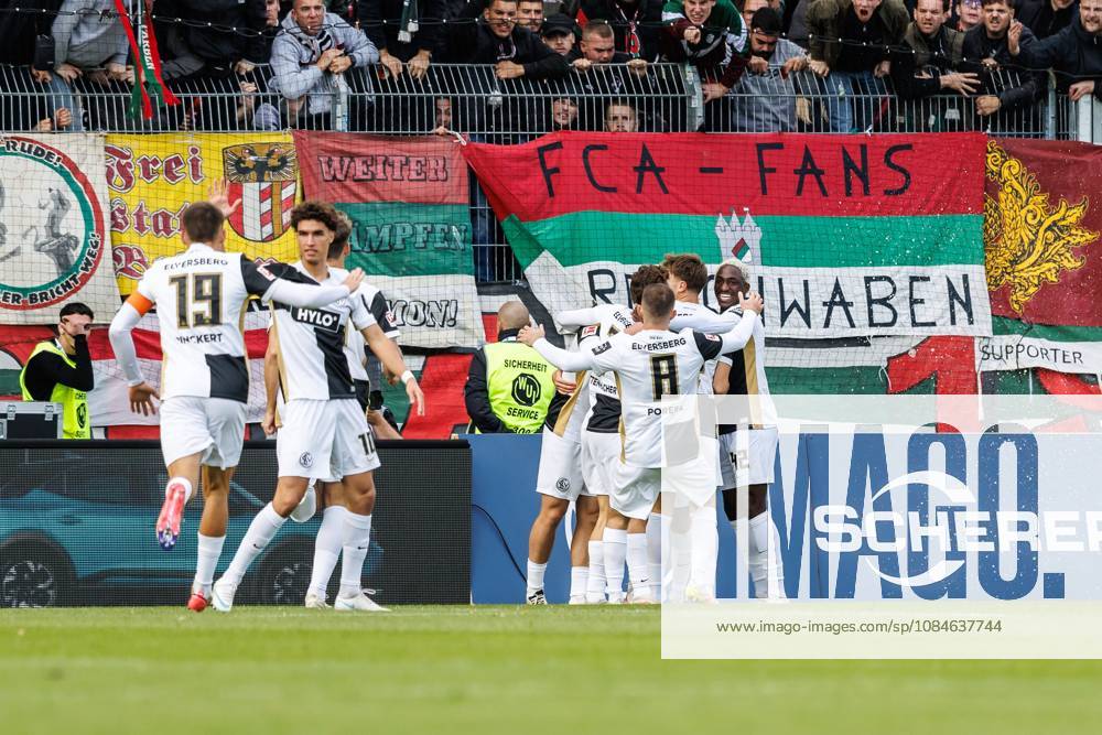Lasse Guenther (SV 07 Elversberg) bejubelt den Treffer zum 2:0 mit dem Team, Torjubel, Jubel, Freude, Emotionen SV Elversberg vs FC Augsburg, Fussball, 1. Bundesliga, 06. Spieltag, Saison 2026 2027, 17.10.2026 SV Elversberg vs FC Augsburg, Fussball, 1. Bundesliga, 06. Spieltag, Saison 2026 2027
