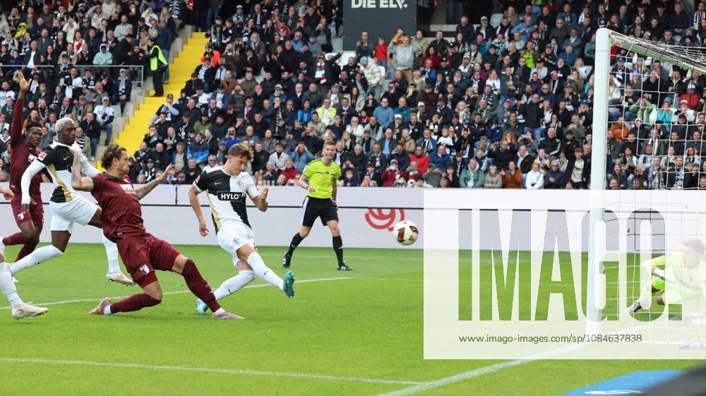 Fussball 1.Bundesliga, SV Elversberg - FC Augsburg v.l. Lukas Petkov (SV 07 Elversberg) jubelt nach seinem Tor zum 1:0 Elfmeter Nachschuss Elversberg