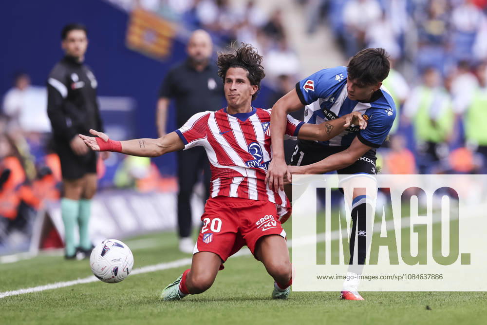 Giuliano Simeone of Atletico de Madrid and Roger Hinojo of RCD Espanyol compete for the ball during the Spanish league, LaLiga EA Sports, football match played between RCD Espanyol and Atletico de Madrid at RCDE Stadium on October 17, 2026 in Cornella, Spain. RCD Espanyol V Atletico De Madrid - LaLiga EA Sports - ZUMAa181 20261017_zaa_a181_141
