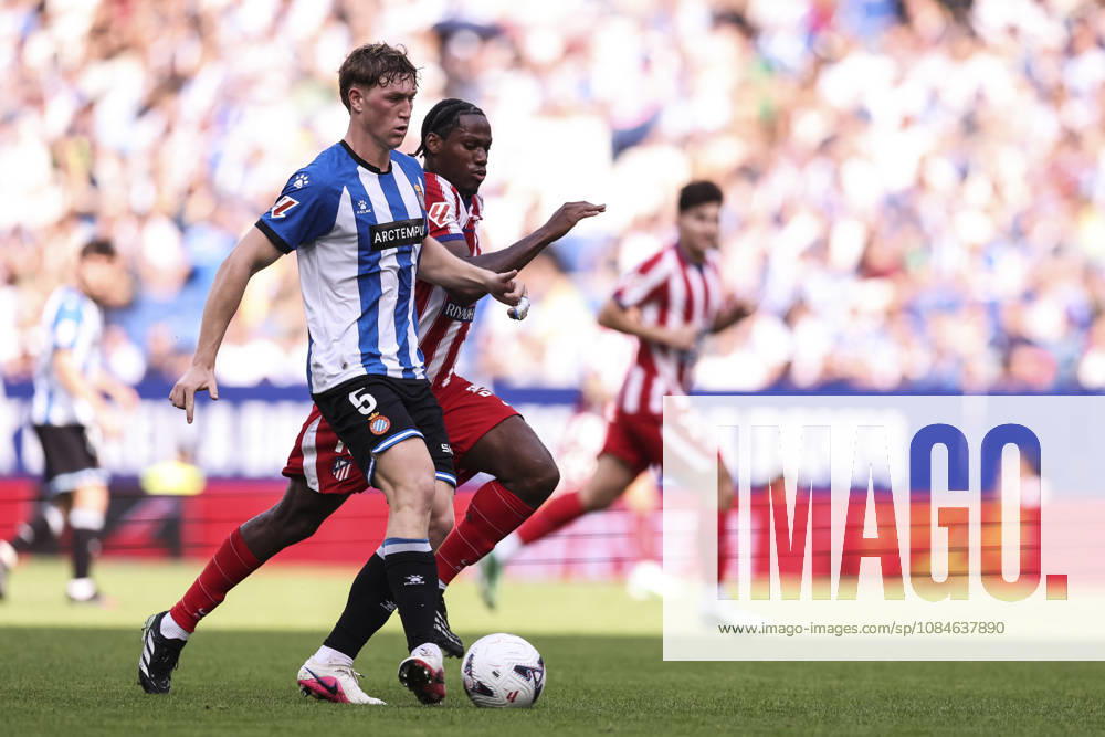Clemens Riedel of RCD Espanyol and Jonathan David of Atletico de Madrid in action during the Spanish league, LaLiga EA Sports, football match played between RCD Espanyol and Atletico de Madrid at RCDE Stadium on October 17, 2026 in Cornella, Spain. RCD Espanyol V Atletico De Madrid - LaLiga EA Sports - ZUMAa181 20261017_zaa_a181_142