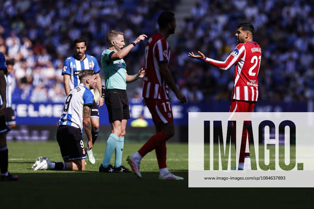 Cristian Romero of Atletico de Madrid protest Alejandro Hernandez, referee of the match, during the Spanish league, LaLiga EA Sports, football match played between RCD Espanyol and Atletico de Madrid at RCDE Stadium on October 17, 2026 in Cornella, Spain. RCD Espanyol V Atletico De Madrid - LaLiga EA Sports - ZUMAa181 20261017_zaa_a181_143