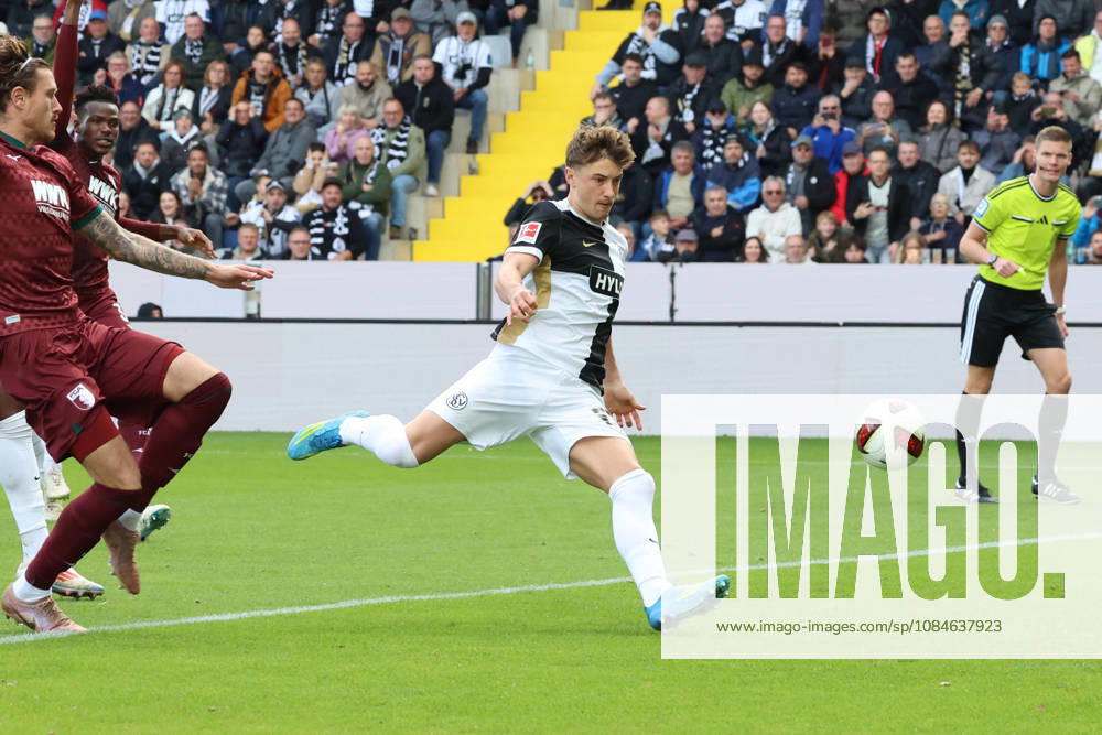 Fussball 1.Bundesliga, SV Elversberg - FC Augsburg v.l. Lukas Petkov (SV 07 Elversberg) jubelt nach seinem Tor zum 1:0 Elfmeter Nachschuss Elversberg