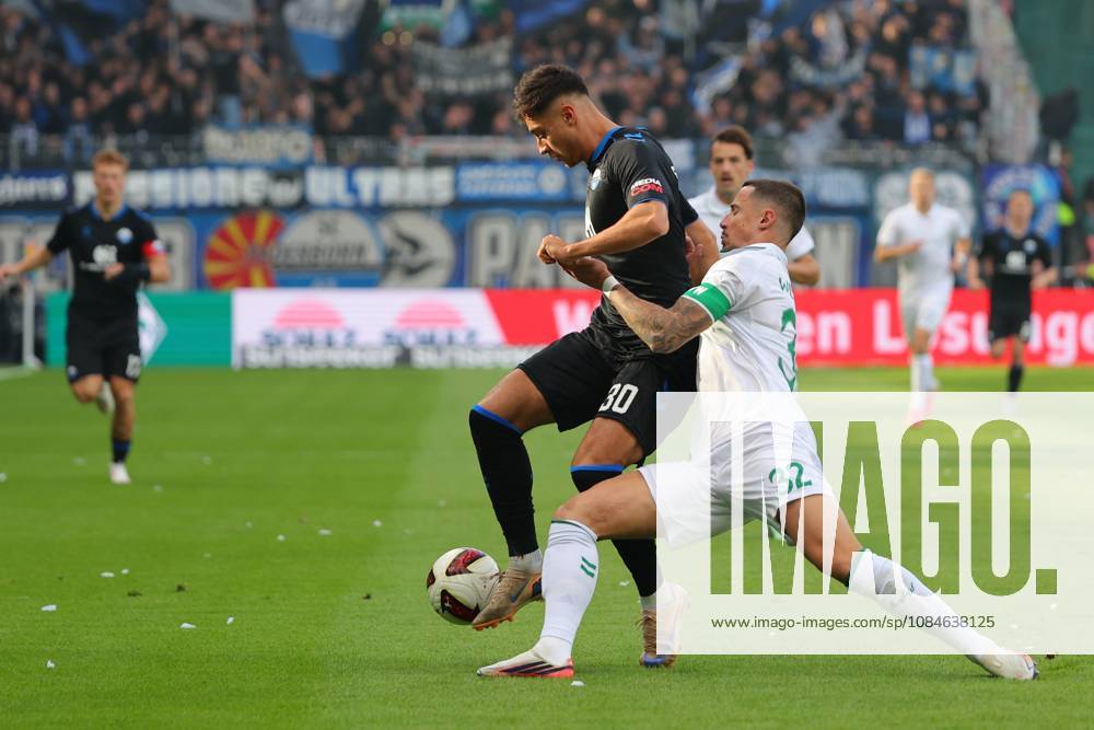 GER, Fussball, 1.FBL Männer, 6. Spieltag, Saison2026 2027, SV Werder Bremen vs. SC Paderborn 07 Stefano Marino (SC Paderborn 07 30) im Zweikampf gegen Marco Friedl (SV Werder Bremen 32) Bremen Weserstadion Bremen Germany