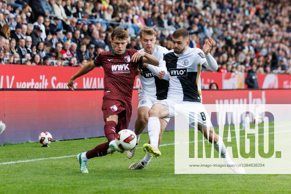 Robin Fellhauer (FC Augsburg) im Zweikampf mit Lasse Guenther (SV 07 Elversberg) und Lukasz Poreba (SV 07 Elversberg), ac SV Elversberg vs FC Augsburg, Fussball, 1. Bundesliga, 06. Spieltag, Saison 2026 2027, 17.10.2026 SV Elversberg vs FC Augsburg, Fussball, 1. Bundesliga, 06. Spieltag, Saison 2026 2027