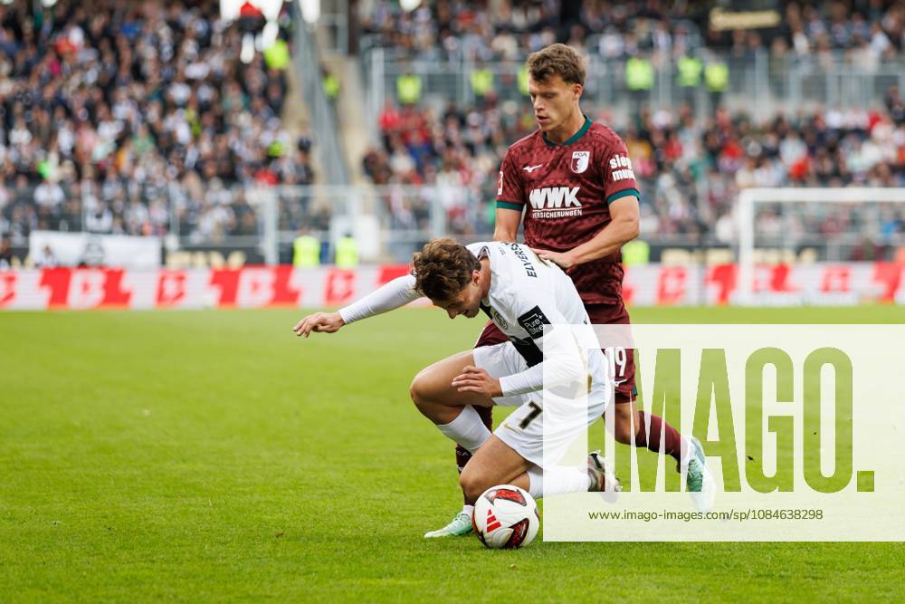 Mautice Krattenmacher (SV 07 Elversberg) im Zweikampf mit Robin Fellhauer (FC Augsburg) , Aktion Action SV Elversberg vs FC Augsburg, Fussball, 1. Bundesliga, 06. Spieltag, Saison 2026 2027, 17.10.2026 SV Elversberg vs FC Augsburg, Fussball, 1. Bundesliga, 06. Spieltag, Saison 2026 2027