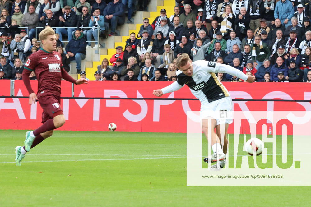 Fussball 1.Bundesliga, SV Elversberg - FC Augsburg v.l. Torschuss zum 2:0 durch Lasse Günther (SV 07 Elversberg) Elversberg