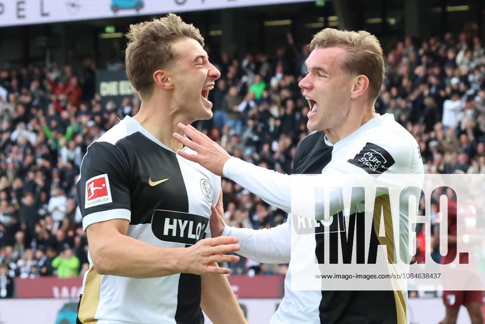 Fussball 1.Bundesliga, SV Elversberg - FC Augsburg v.l. Lukas Petkov (SV 07 Elversberg) Lasse Günther (SV 07 Elversberg) jubelt nach seinem Tor zum 2:0 Elversberg