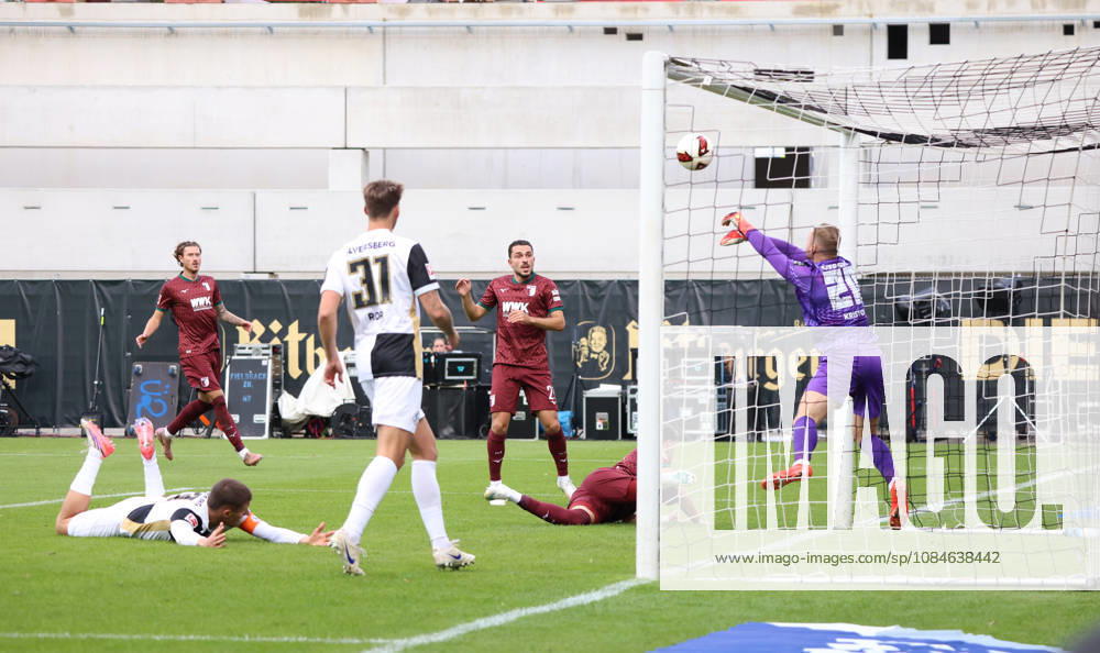 Fussball, Herren, 1. Bundesliga, Saison 2026 2027, SV 07 Elversberg - FC Augsburg, Arijon Ibrahimovic (FC Augsburg) scheitert an Nicolas Kristof (SV 07 Elversberg) Elversberg Ursapharm-Arena an der Kaiserlinde Saarland Deutschland