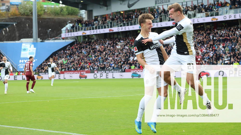 Fussball 1.Bundesliga, SV Elversberg - FC Augsburg v.l. Lukas Petkov (SV 07 Elversberg) Lasse Günther (SV 07 Elversberg) jubelt nach seinem Tor zum 2:0 Elversberg