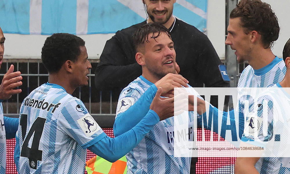 Stuttgart Fußball Regionalliga Südwest , Stuttgarter Kickers vs. TSV Steinbach Haiger , Jubel Kickers nach dem Tor zum 2 : 1 , von links: Melkamu Frauendorf Yannick Glessing David Stojak