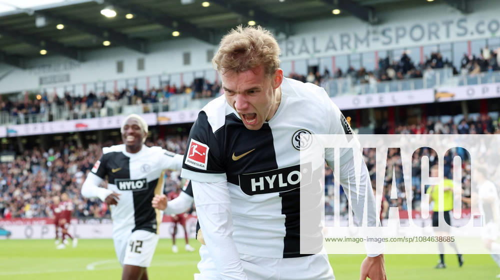 Fussball 1.Bundesliga, SV Elversberg - FC Augsburg v.l. Lasse Günther (SV 07 Elversberg) jubelt nach seinem Tor zum 2:0 Elversberg