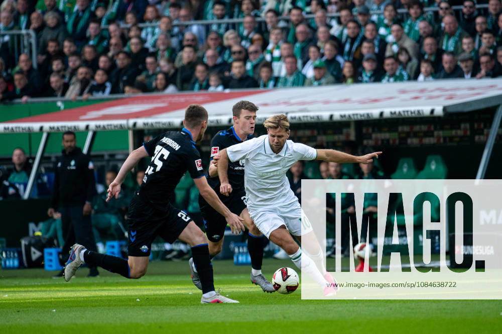GER, Fussball, Herren, 1. Bundesliga, Saison 2026 2027, 6. Spieltag, SV Werder Bremen vs. SC Paderborn Niclas Füllkrug ( Werder Bremen, 10 ) am Ball im Zweikampf mit Tjark Scheller ( SC Paderborn, 25 ) DFB DFL regulations prohibit any use of photographs as image sequences and or quasi-video Bremen Weserstadion Bremen Deutschland