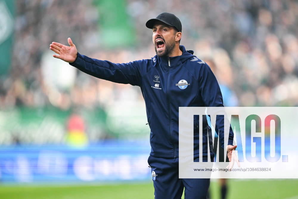 1. Bundesliga: SV Werder Bremen - SC Paderborn 07 am 17.10.2026 im Weserstadion in Bremen Trainer Ralf Kettemann (Paderborn) unzufrieden, enttäuscht, enttaeuscht, niedergeschlagen.
