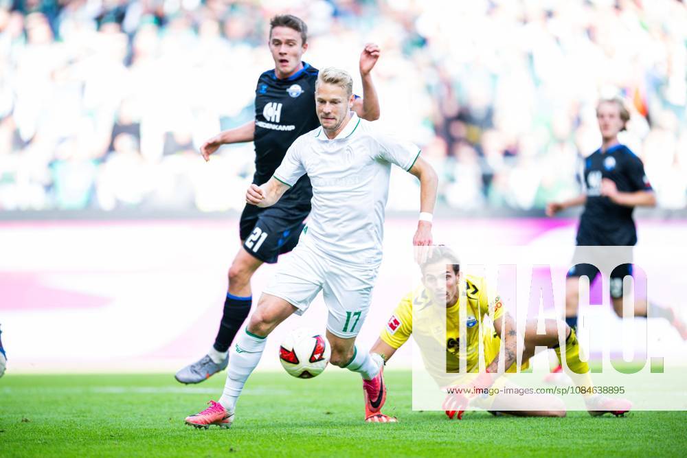 Fußball, 2026 2027, 1. Bundesliga, 6. Spieltag, SV Werder Bremen - SC Paderborn 07: (L-R) Jano ter Horst (Paderborn), Marco Grüll (Bremen), Nahuel Noll (Paderborn) DFL REGULATIONS PROHIBIT ANY USE OF PHOTOGRAPHS AS IMAGE SEQUENCES AND OR QUASI-VIDEO.