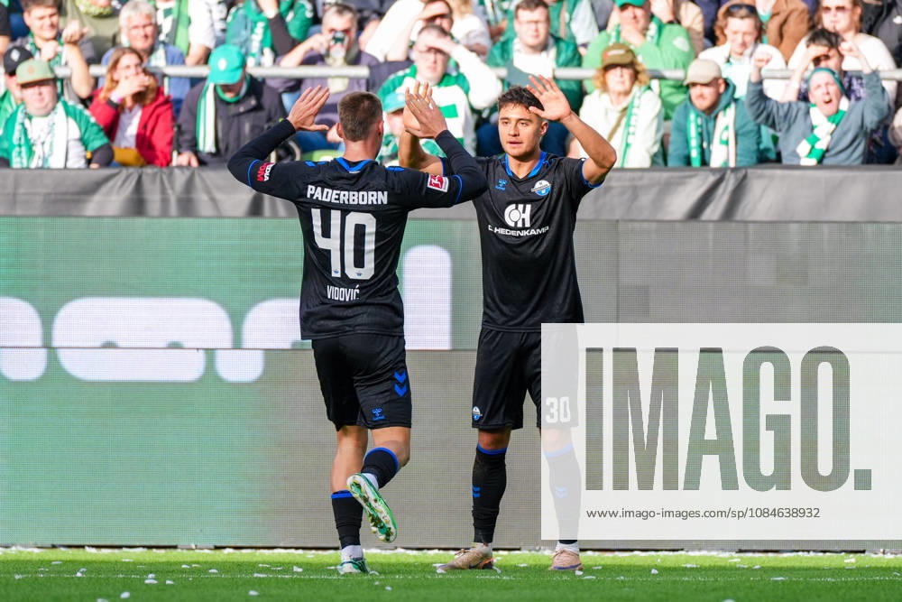 Tor und Torjubel von Stefano Marino (SC Paderborn 07, 30) zum 0:1 für SC Paderborn 07, Emotionen, Jubel mit Gabriel Vidovic (SC Paderborn 07, 40), Freude, Deutschland: Fussball, Bundesliga, Saison 2026 27, 6. Spieltag, 17.10.2026, Werder Bremen vs FC Augsburg, Weserstadion (Bremen)