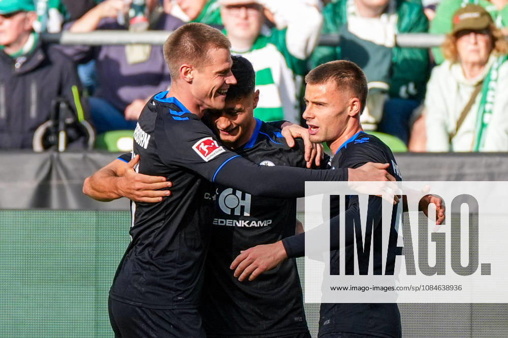 Tor und Torjubel von Stefano Marino (SC Paderborn 07, 30) zum 0:1 für SC Paderborn 07, Emotionen, Jubel mit Gabriel Vidovic (SC Paderborn 07, 40), Steffen Tigges (SC Paderborn 07, 27), Freude, Deutschland: Fussball, Bundesliga, Saison 2026 27, 6. Spieltag, 17.10.2026, Werder Bremen vs FC Augsburg, Weserstadion (Bremen)